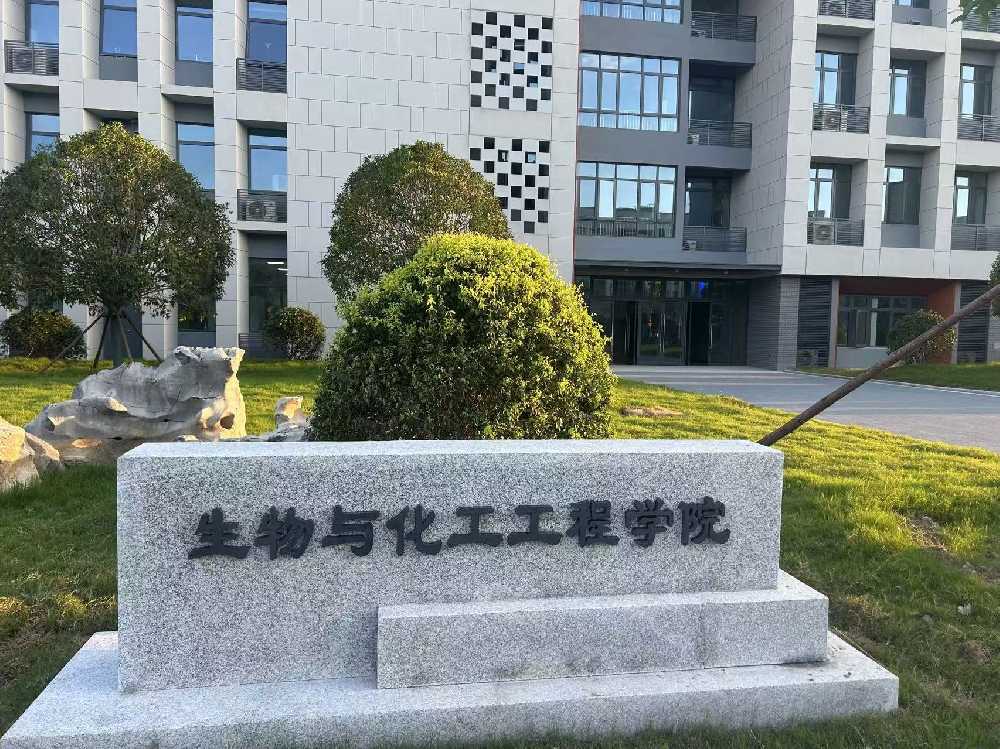 龙海区扬州职业大学体育场高杆灯项目